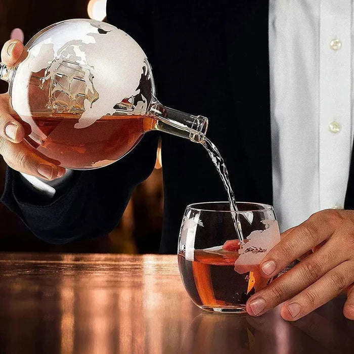 Conjunto Decanter Globo de Vidro com Suporte de Madeira e 2 Copos
