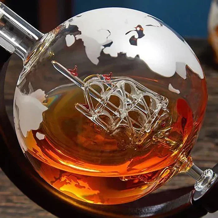 Conjunto Decanter Globo de Vidro com Suporte de Madeira e 2 Copos